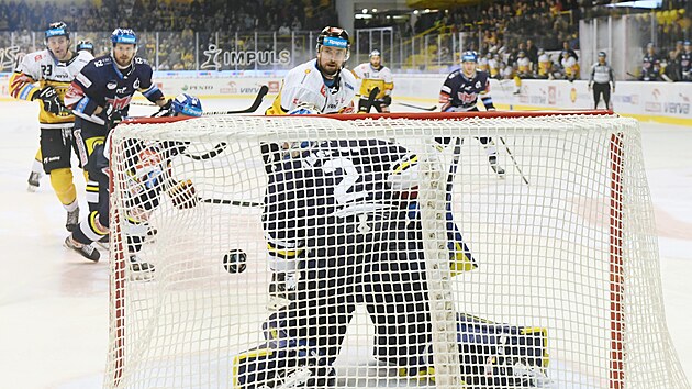 Nicolas Hlava ve žlutém překonává Jana Strmeně