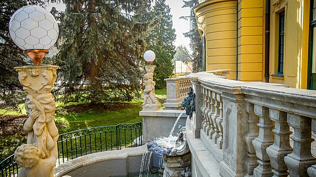 Vilu obklopuje zahrada sevřená ulicemi U zimního stadionu, Mánesova a Lidickou třídou.