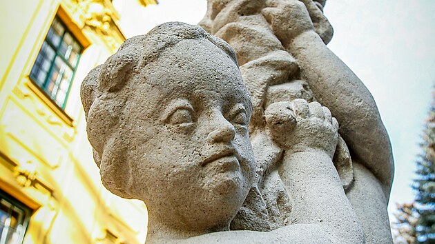 Opravy se dočkali i dva světlonoši stojící po stranách kašny.