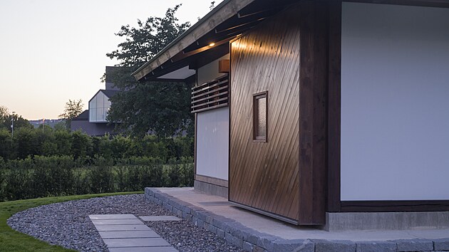 Architekt Kazuo inohara pouil na fasdu levn cementovlknit desky.