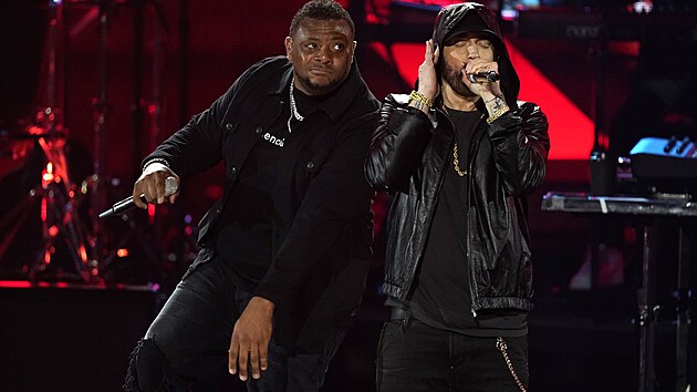 Eminem (vpravo) se stal novm lenem Rokenrolov sn slvy. (6. listopadu 2022)