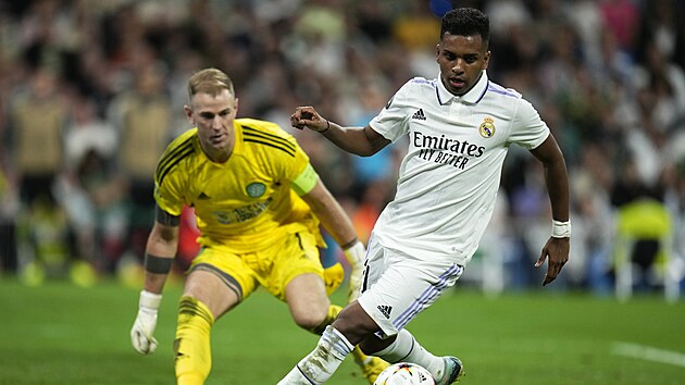 Rodrygo (v blm) z Realu Madrid klikuje v zpase se Celtikem, hld ho glman Joe Hart.