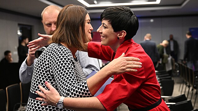Předsedkyně TOP 09 Markéta Pekarová Adamová (vpravo) a ministryně pro vědu, výzkum a inovace Helena Langšádlová.