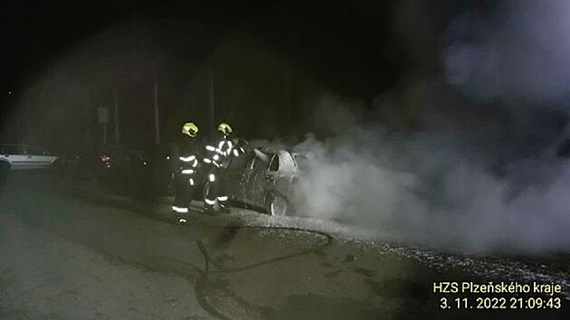 Požár auta v Plzni ve Skvrňanech. Způsobil ho zloděj, který z něj chtěl ukrást pohonné hmoty.