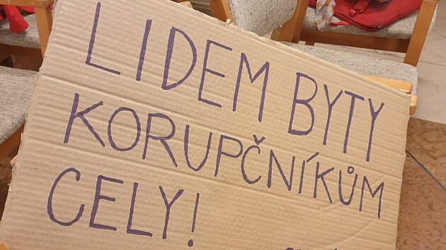 Někteří si na ustavující zastupitelstvo (3. listopadu 2022) městské části Brna-střed přinesli i transparenty.