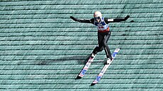 Polský skokan na lyích David Kubacki.
