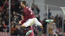 Luká Haraslín a Tomá vanara slaví sparanský gól v duelu proti Slovácku.