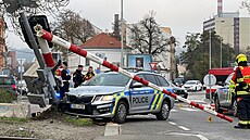 Policejní auto v praských Holeovicích nabouralo do elezniní signalizace (6....