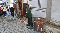 idi pi své jízd ulicemi eského Krumlova srazil v Dlouhé ulici figurínu...
