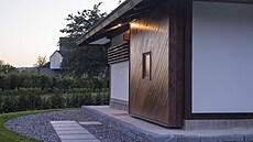 Architekt Kazuo inohara pouil na fasádu levné cementovláknité desky.
