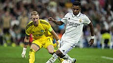Rodrygo (v bílém) z Realu Madrid klikuje v zápase se Celtikem, hlídá ho gólman...