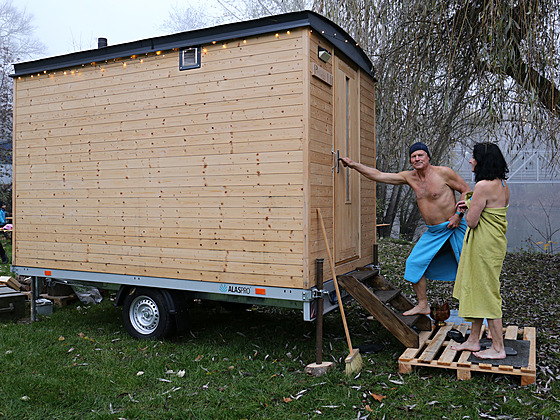 Skupina nadenc v Lounech postavila mobilní komunitní saunu. Sauna nyní stojí...