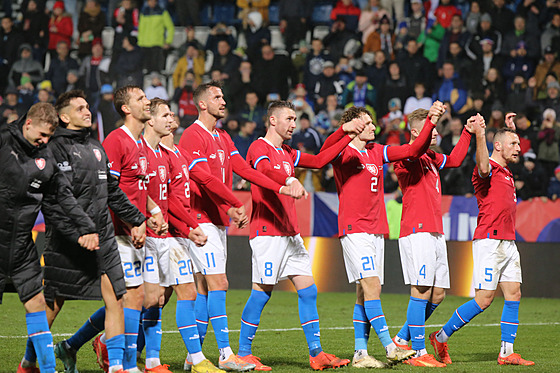 etí fotbalisté oslavují s fanouky výhru nad Faerskými ostrovy.