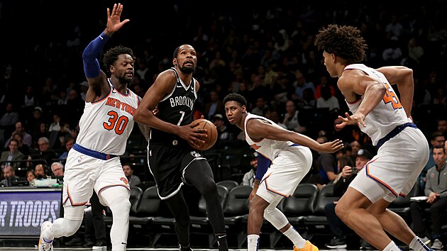 Kevin Durant z Brooklynu mezi protihri z New York Knicks.