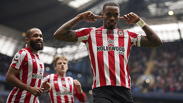 Útočník Ivan Toney z Brentfordu se raduje ze svého gólu do sítě Manchesteru...