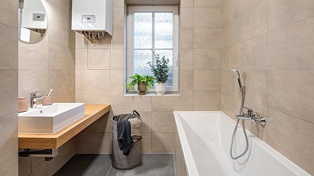 Koupelna je po rekonstrukci
modern, ale v celku i detailech
respektuje atmosfru starho
inku.