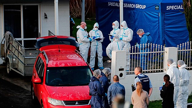 Novozlandsk policie ohledv msto nlezu lidskch ostatk, kter si tamn rodina nevdomky dovezla v kufrech. (11. srpna 2022)