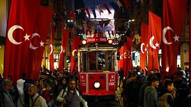 Istanbulskou Tídu nezávislosti neboli Istiklal Caddesi po útoku, pi nm...