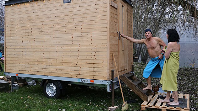 Skupina nadenc v Lounech postavila mobiln komunitn saunu. Sauna nyn stoj na behu Ohe, kter slou i k ochlazovn.