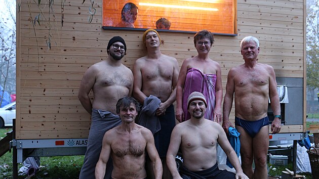 Skupina nadenc v Lounech postavila mobiln komunitn saunu. Sauna nyn stoj na behu Ohe, kter slou i k ochlazovn.