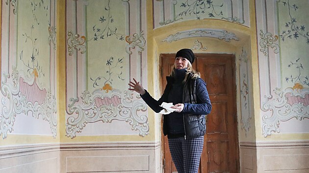 Kastelánka Andrea Šírová ukazuje obnovené barokní malby.