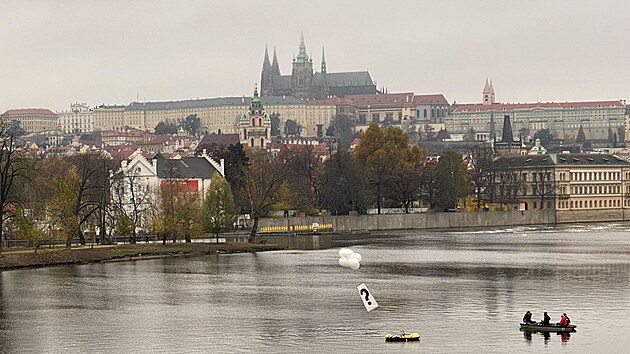 Na Vltav v Praze se ocitl przdn lun podobn tomu, na kterm se rekreuje prezident Milo Zeman. (17. listopadu 2022)
