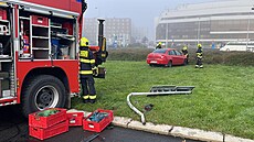 Auto u Kongresového centra v Praze vjelo doprosted kruhového objezdu. (12....