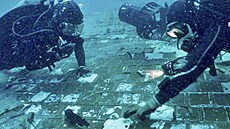 Dokumentaristé kanálu History Channel našli v oceánu u pobřeží Floridy části... Dokumentaristé kanálu History Channel našli v oceánu u pobřeží Floridy části...