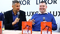 JIí Zídek (vlevo) mluví o nové publikaci Petra Kotena (vpravo).