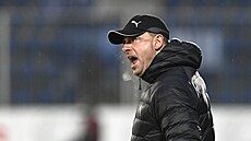 Trenér Slovácka Martin Svdík burcuje své svence bhem osmifinálového zápasu...