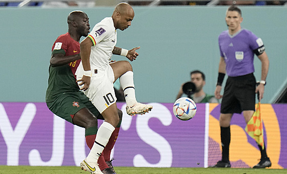 Portugalec Danilo Pereira (vlevo) v souboji s  Andrem Ayewem z Ghany.