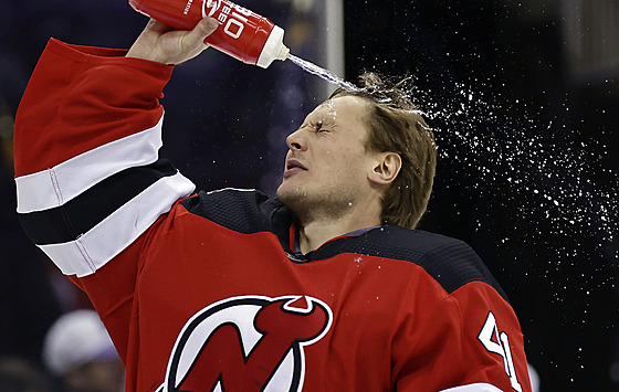 Vítek Vanek z New Jersey Devils se osvuje.