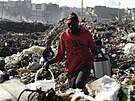 Kea a jin africk zem jsou zavaleny textilnmi odpadem. Ten se tam dostv...