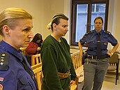 Karlovarská podnikatelka Gia Daniela Veselá u Krajského soudu v Plzni. Žena... Karlovarská podnikatelka Gia Daniela Veselá u Krajského soudu v Plzni. Žena...