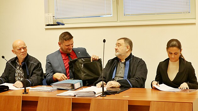 Bval f brnnsk kriminlky Vladimr Machala a jeho podzen Jitka Brokov spolu se svmi obhjci u Mstskho soudu v Brn (21. listopadu 2022)