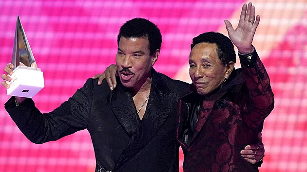 Lionel Richie (vlevo) pi udlen American Music Award v Los Angeles (20. listopadu 2022)