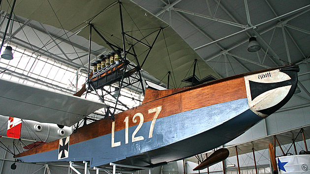 Rakousko-uhersk ltajc lun Lohner typ L v muzeu italskho letectva ve Vigna di Valle