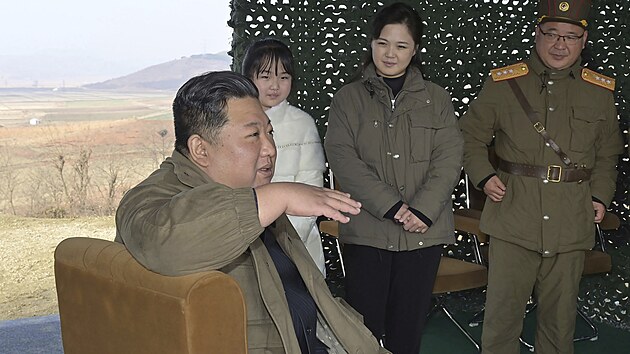 Severokorejsk dikttor Kim ong-un veejnosti poprv ukzal svou milovanou dceru. (19. listopadu 2022)