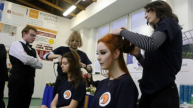 Na výstavě škol Scholaris jsou k vidění mimo jiné praktické ukázky výuky budoucích kadeřnic.