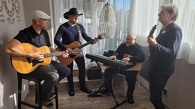 Vojta Nedvěd s kapelou (pořad 13. komnata, 2022)