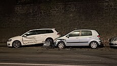 V Praze v Nuselské ulici idi naboural zaparkovaná auta a z místa utekl. (25....