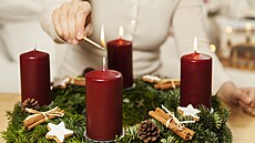 Pokud ovšem toužíte po zelené klasice, pořiďte adventní věnec z čerstvého... Pokud ovšem toužíte po zelené klasice, pořiďte adventní věnec z čerstvého...