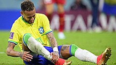 Brazilská hvzda Neymar se v zápase MS 2022 v Kataru drí za bolavý kotník....