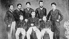 Osm z patnácti japonských chlapců a mladých mužů, kteří v roce 1865 uprchli z... Osm z patnácti japonských chlapců a mladých mužů, kteří v roce 1865 uprchli z...