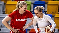 Julia Reisingerová (vlevo) a Petra Holeínská na tréninku eských basketbalistek