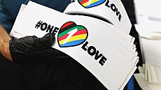 Momentka z výroby kapitánských pásek s nápisem One Love na podporu LGBT...