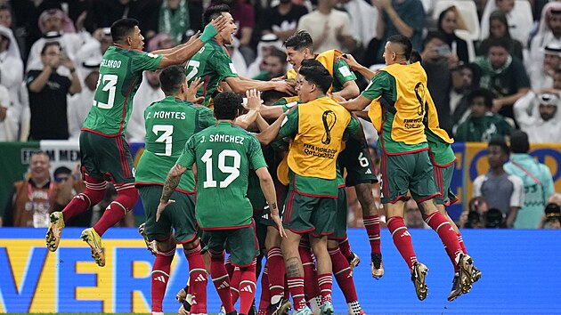 Mexičtí fotbalisté oslavují branku Luise Cháveze proti Saudské Arábii. Mexičtí fotbalisté oslavují branku Luise Cháveze proti Saudské Arábii.