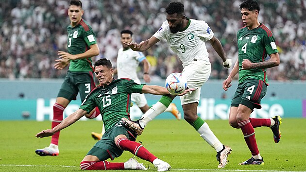 Mexický obránce Héctor Moreno zablokoval střelu útočníka Saudské Arábie Firáse... Mexický obránce Héctor Moreno zablokoval střelu útočníka Saudské Arábie Firáse...
