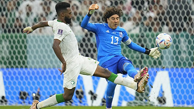 Mexický gólman Guillermo Ochoa rychle rozehrává před dobíhajícím Firásem... Mexický gólman Guillermo Ochoa rychle rozehrává před dobíhajícím Firásem...
