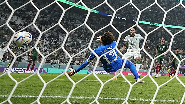 Útočník Saudské Arábie Sálim Davsárí překonává mexického brankáře Guillerma... Útočník Saudské Arábie Sálim Davsárí překonává mexického brankáře Guillerma...
